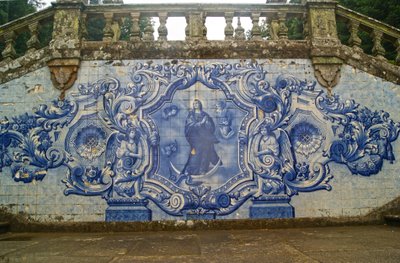 显示圣母玛丽亚的装饰盘区击碎蛇，Lamego，葡萄牙。 1738 作者 葡萄牙语学校