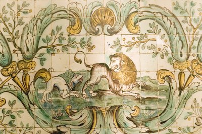 Majolica描绘了一只追逐狮子的狗的瓷砖，来自Palacio da Praia的狩猎室，贝伦，1680（陶瓷） 作者 葡萄牙语学校