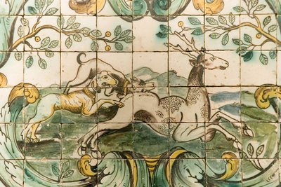 Majolica瓷砖描绘狗在Palacio da Praia，Belem，c.1680（陶瓷）的狩猎室追逐一只鹿 作者 葡萄牙语学校