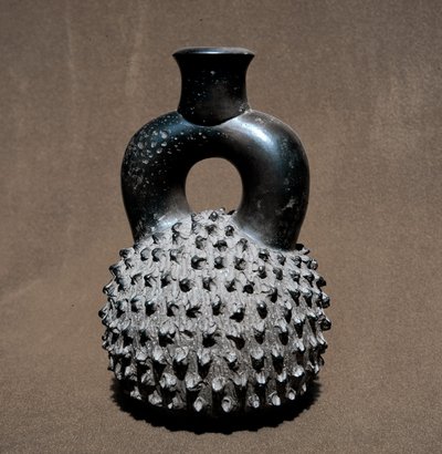 前哥伦比亚艺术，杯形文明：甲虫和石榴形状的花瓶。 公元前 300 年至公元 100 年。 利马，秘鲁国家人类学和考古博物馆 作者 前哥伦比亚前哥伦比亚