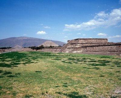 前哥伦比亚文明：特奥蒂瓦坎遗址（公元前300年-公元600年）的景观：太阳神庙（或金字塔）。墨西哥 作者 前哥伦比亚前哥伦比亚