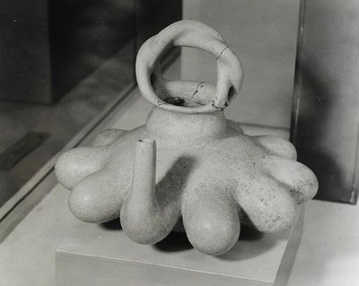 花瓶以十种乳头形式装饰，休斯德坎，约1000-1250年（兵马俑）（黑白照片） 作者 前哥伦比亚前哥伦比亚