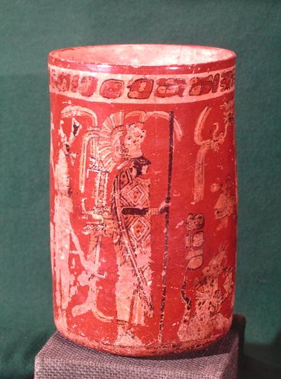 描绘仪式场景的花瓶，Tepeu 1时期，来自Uaxuctun，600-950（多色石）（另见201515）。 作者 前哥伦比亚前哥伦比亚