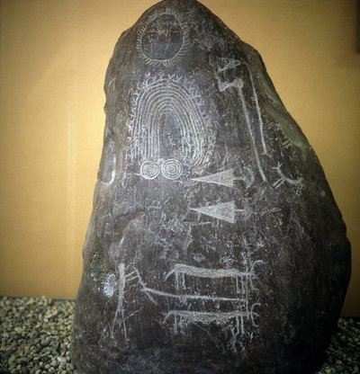 Camunni 文明、史前史、岩石艺术：墓石、动物、箭尖和螺旋 - Valcamonica（卡莫尼卡山谷）（意大利）的 Bagnolo 2 型石碑。 作者 史前史前