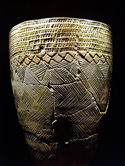 带有“梳齿”装饰的陶器，约公元前 8000 年新石器时代，韩国岩寺洞。 摄影，首尔国立博物馆，大韩民国 作者 史前史前
