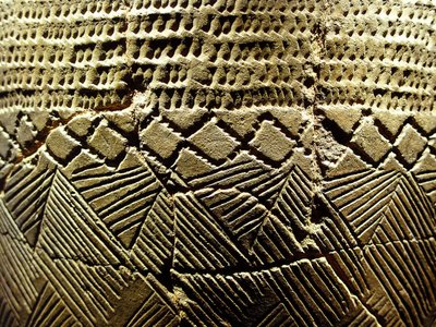 带有 "梳齿 "装饰的陶器，约为公元前8000年的新石器时代，韩国阿姆沙洞。摄影，大韩民国首尔国家博物馆 作者 史前史前