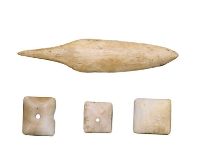 Prehistoire (Neolitique)：箭头尖端和骨骼按钮。 从 Cueva Toralla（莱里达） 作者 史前史前