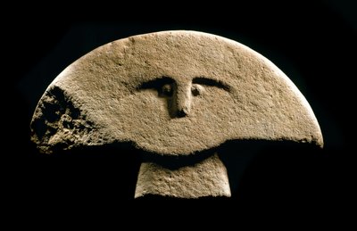 史前艺术：铁器时代雕刻的人物。 公元前 1100-800 年。 拉斯佩齐亚，Lunigiana 文明市立博物馆 作者 史前史前