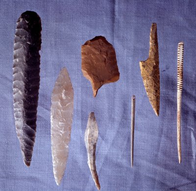 史前工具：火石、刀、箭尖和针。 圣日耳曼恩莱。 古物博物馆 作者 史前史前