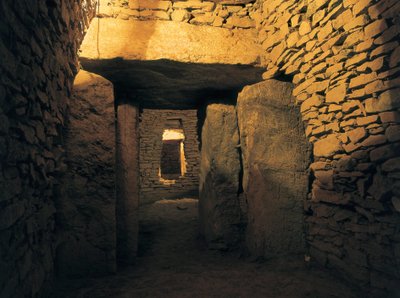 史前史：Romeral 支石墓，新石器时代的墓葬（公元前 3000 年）。 西班牙，安达卢西亚，安特克拉。 作者 史前史前