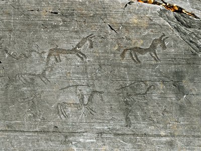 Zotsogola, chitukuko cha Camunni, luso lamiyala: thanthwe lamanda lakusaka, msaki amaliza mkondo. Nthawi pakati pa Neolithic ndi Bronze Age. Capo di Ponte, Naquane Rock Engravings National Park, Valcamonica, Val Camonica, Ital 作者 史前史前
