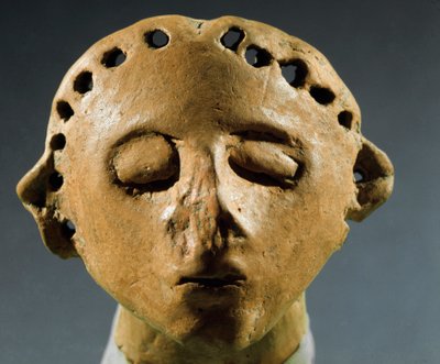 史前，Cucuteni-Trypillia（Cucuteni Trypillia 或 Tripolya）文化：粘土雕像的头部。 公元前 3000 年新石器时代，石器时代。 Kishinev（基希讷乌），摩尔多瓦共和国历史科学研究所 作者 史前史前
