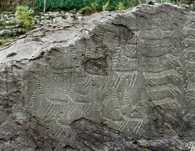 史前史，岩画：代表鹿、牛的墓碑。 铜时代。 石器时代（chalcolithic）。 罗氏没有。 1. Cemmo (Brescia) 意大利 Cemmo 巨石国家考古公园 作者 史前史前