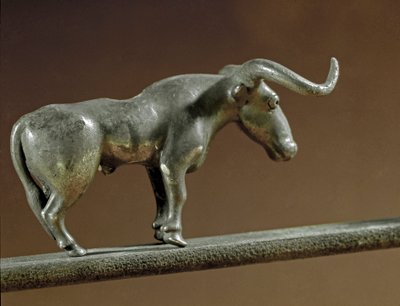 史前史：来自麦科普（高加索）墓的银牛雕像。 公元前 3000-2500 年石器时代，铜器时代。 圣彼得堡，冬宫博物馆，俄罗斯 作者 史前史前