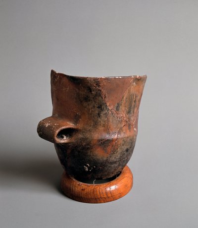史前：来自Caverna Della Pollera（利古里亚）的新石器时代的方形开口陶瓶。佩格利，帕拉维契尼别墅博物馆 作者 史前史前