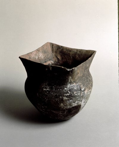 史前史：新石器时代方形开口的赤土陶瓶，出自 Candide（利古里亚）的 Caverna Delle Arene。 Pegli, Museo Villa Pallavicini 作者 史前史前