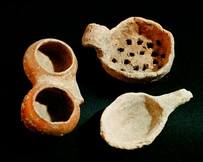 史前：各种餐具配件（滤网、锅）。 亚平宁山脉文明（或意大利青铜时代）。 公元前 1400-1300 年。 佩鲁贾, Museo Archeologico Nazionale dell