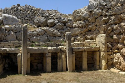 史前：马耳他戈佐岛Ggantija巨石寺的景观，可追溯到新石器时代（公元前3500-2600年）（照片）。 作者 史前史前