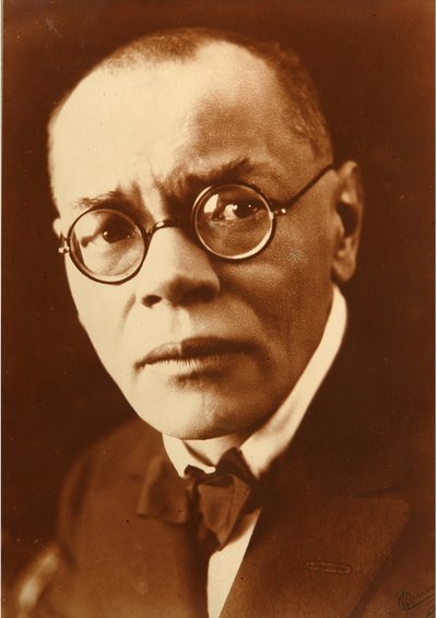 作家阿列克谢-米哈伊洛维奇-雷米佐夫（Aleksei Mikhailovich Remizov，阿列克谢）（1877-1957 年）的肖像。摄影师：彼得-伊万诺维奇-舒莫夫（1872-1936 年） 作者 彼得·伊万诺维奇·舒莫夫
