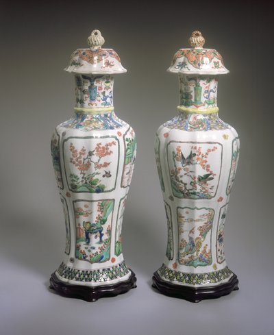 康熙时期（1662-1722）中国出口法米勒花瓶和盖子一对（瓷器）（另见272196）。 作者 清代中文学校