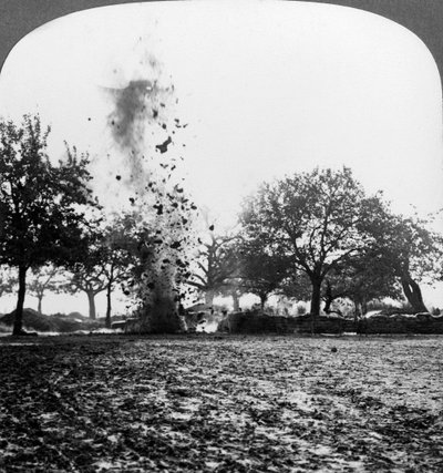 一枚德国炮弹爆炸，第一次世界大战，1914-1918年。 作者 现实旅行社