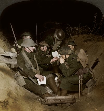 第一次世界大战，1914-1918年，法国博蒙特哈默尔的后备战es中的一个晚上。 作者 现实旅行社