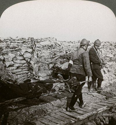 第一次世界大战，1914-1918年，比利时担架承载者在战trench中受伤。 作者 现实旅行社