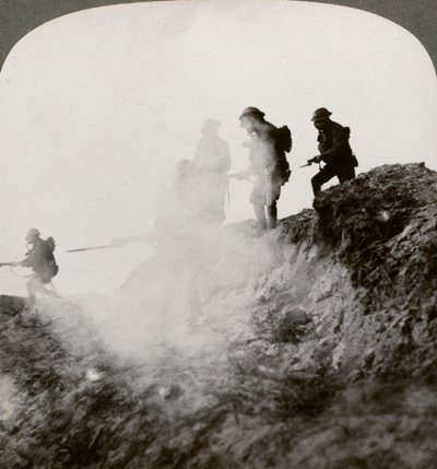 1916年法国，第一次世界大战，英国士兵在汽油和烟雾的掩护下前进 作者 现实旅行社