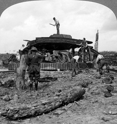 第一次世界大战，1917-1918年，工程师清理了道路上被毁的坦克。 作者 现实旅行社