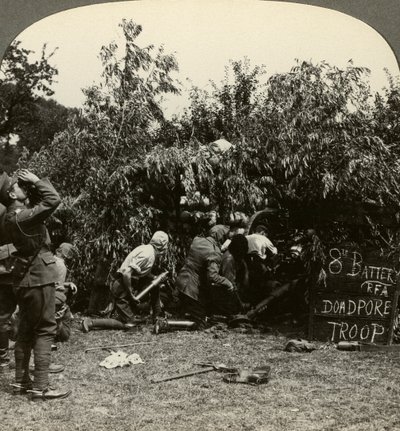 佩戴防毒面具的枪手，第一次世界大战，1914-1918年。 作者 现实旅行社
