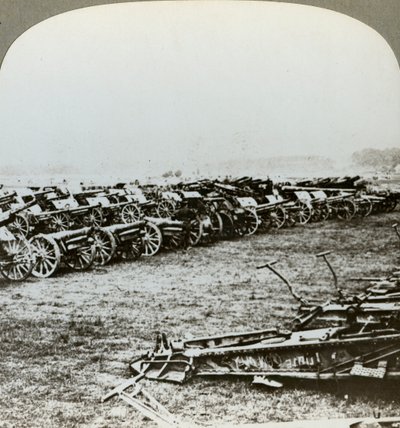 第一次世界大战，1916年，在法国库拉莱特，索姆河战役中缴获的数百支德国枪支 作者 现实旅行社