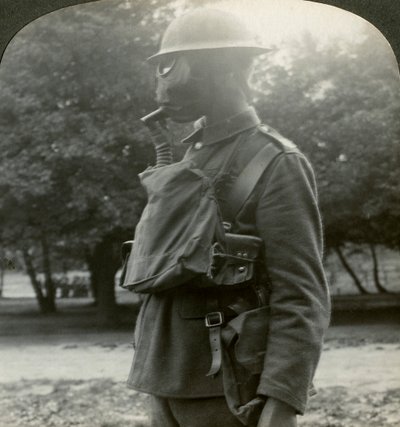 第一次世界大战，1915-1918年，步兵装有最新的加油标记和钢盔。 作者 现实旅行社