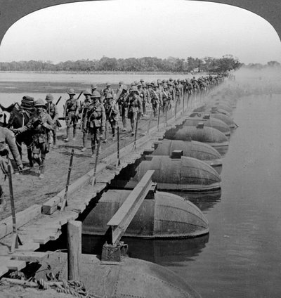 机枪部分和步兵穿越浮桥，第一次世界大战，1914-1918年。 作者 现实旅行社
