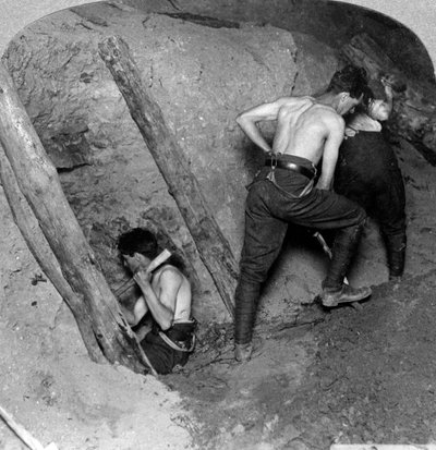 第一次世界大战，1914-1918年，在比利时的Messines Ridge开采。 作者 现实旅行社