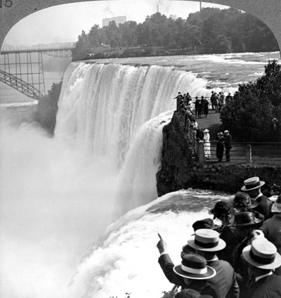 Niagra从美国纽约山羊岛落下。 作者 现实旅行社