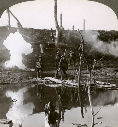 1916年第一次世界大战，法国的索姆河战役，士兵们穿过安克尔河。 作者 现实旅行社