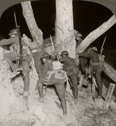 第一次世界大战，1914-1918年，士兵们离开战trench在夜间进行突袭。 作者 现实旅行社
