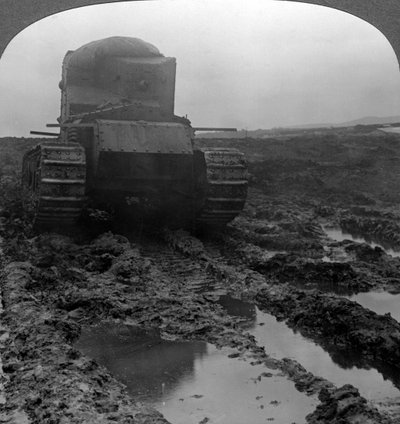 1918年法国第一次世界大战，在一个泥泞的战场上的Whippet坦克。 作者 现实旅行社