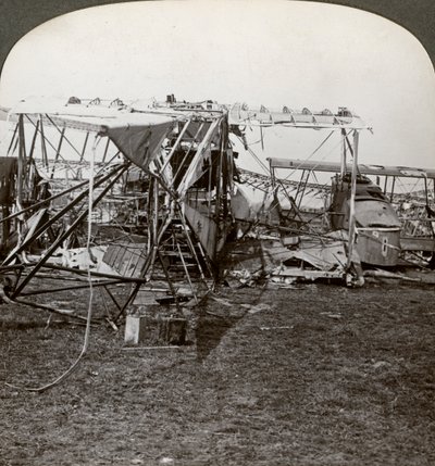试图突破空中防御的德国轰炸机的残骸，第一次世界大战，1914-1918年。 作者 现实旅行社