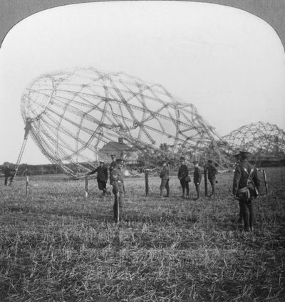 第一次世界大战，1916年，齐柏林飞艇在埃塞克斯郡科尔切斯特附近被击落 作者 现实旅行社