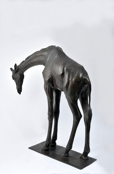 降低头部的大型长颈鹿，模型于1909-10，铸造于1913年之前 作者 伦勃朗·布加迪