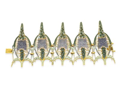 新艺术运动风格的“ Speedwell”手镯，约1900年（玻璃，珐琅和金色） 作者 勒内·朱尔斯·拉利克