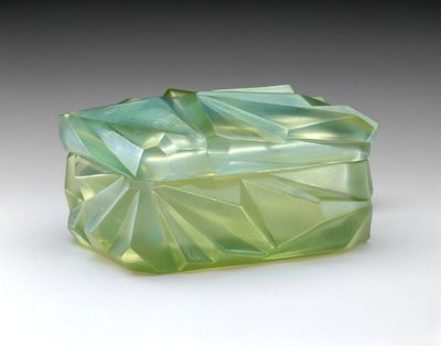 “ Ruba Rombic”烟盒，c。 1929年（乳白色玻璃） 作者 鲁本·海利（Reuben Haley）