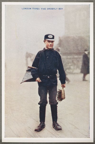 伦敦类型。勤务兵"，约1914年 一张彩色照片的复制品，照片中的勤务兵是一名在伦敦街头拿着平底锅和刷子的街道清洁工，由一位不知名的摄影师拍摄，并在一本名为《伦敦彩色照片》的书中出版。 作者 理查德（后）爸爸