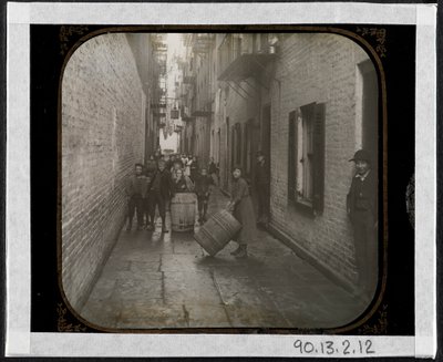 Gotham Court，38 Cherry Street，c.1890（银色明胶印刷） 作者 理查德·霍尔·劳伦斯