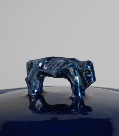 Blue-glazed covered tureen with handle in the form of a bison or Chinese lion, c.1915 (cobalt blue glazed earthenware, mould-made) [see 5948452] 作者 罗杰·艾略特·弗莱