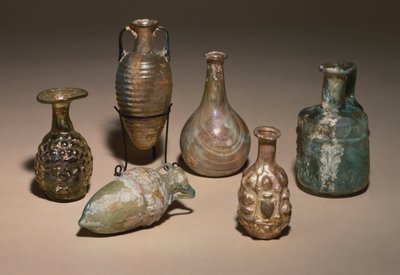 一组精美的罗马吹制和模具吹制的玻璃化妆品瓶，公元1世纪 作者 小说