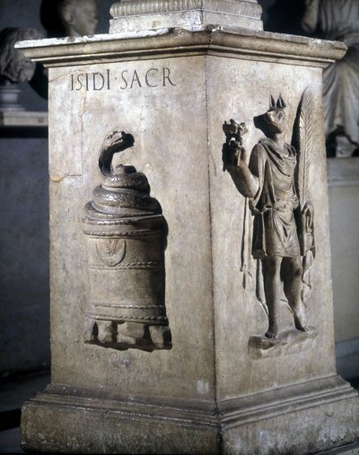 Altar dedicated to Isis. Left: mystic stone with snake and right: Anubis-Hermès. The words “Iside Sacr” are engraved on the snake. 2nd century. Musei Capitolini, Rome. 作者 小说