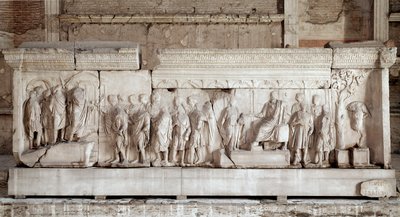 图拉真的浮雕（或更多）追溯图拉真皇帝（Traianus 或 Traiano）（117-120）的事实：皇帝为贫困儿童和孤儿施舍的场景。 压花大理石丝袜。 暗淡。 521x16 厘米罗马，Foro Romano（罗马论坛），Curia 作者 小说