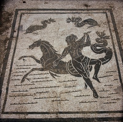 古奥斯蒂亚（Ostia）。 公司广场。 Sabratha Seafarers Corporation 的马赛克。 一个若虫和一匹海马。 作者 小说